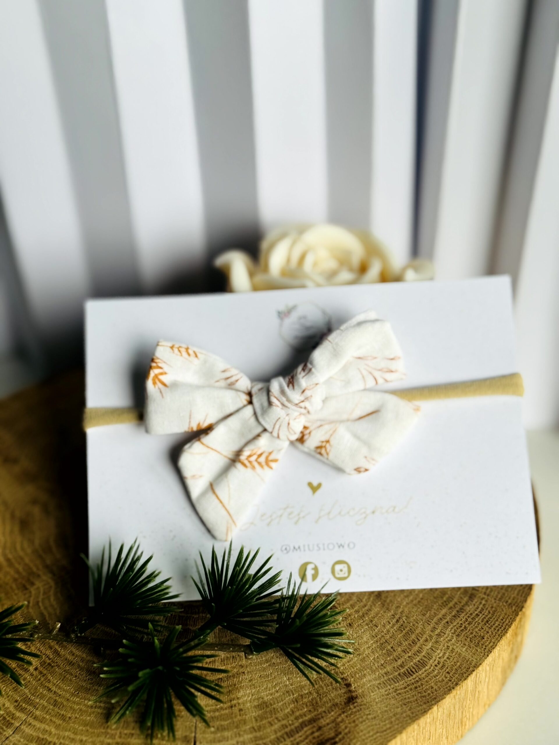 Lniana opaska bezuciskowa dla niemowlaka z motywem roślinnym – handmade