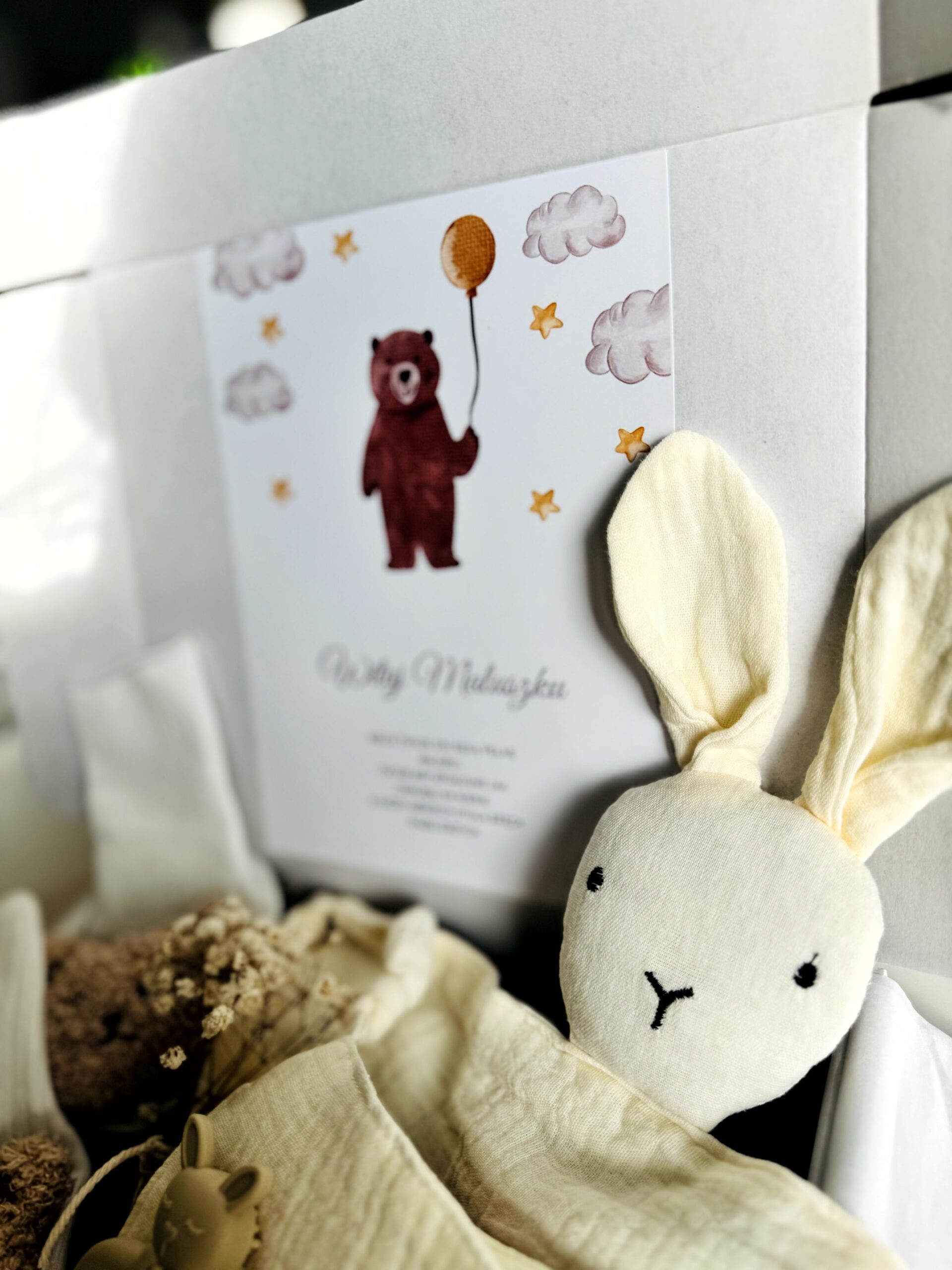 Misiowe Otulenie Bieli – Zestaw z Gryzakiem i Przytulanką - obrazek 3