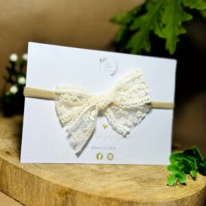 Opaska Bezuciskowa Kokardka Koronka — elegancka opaska dla dziewczynki na chrzest i roczek